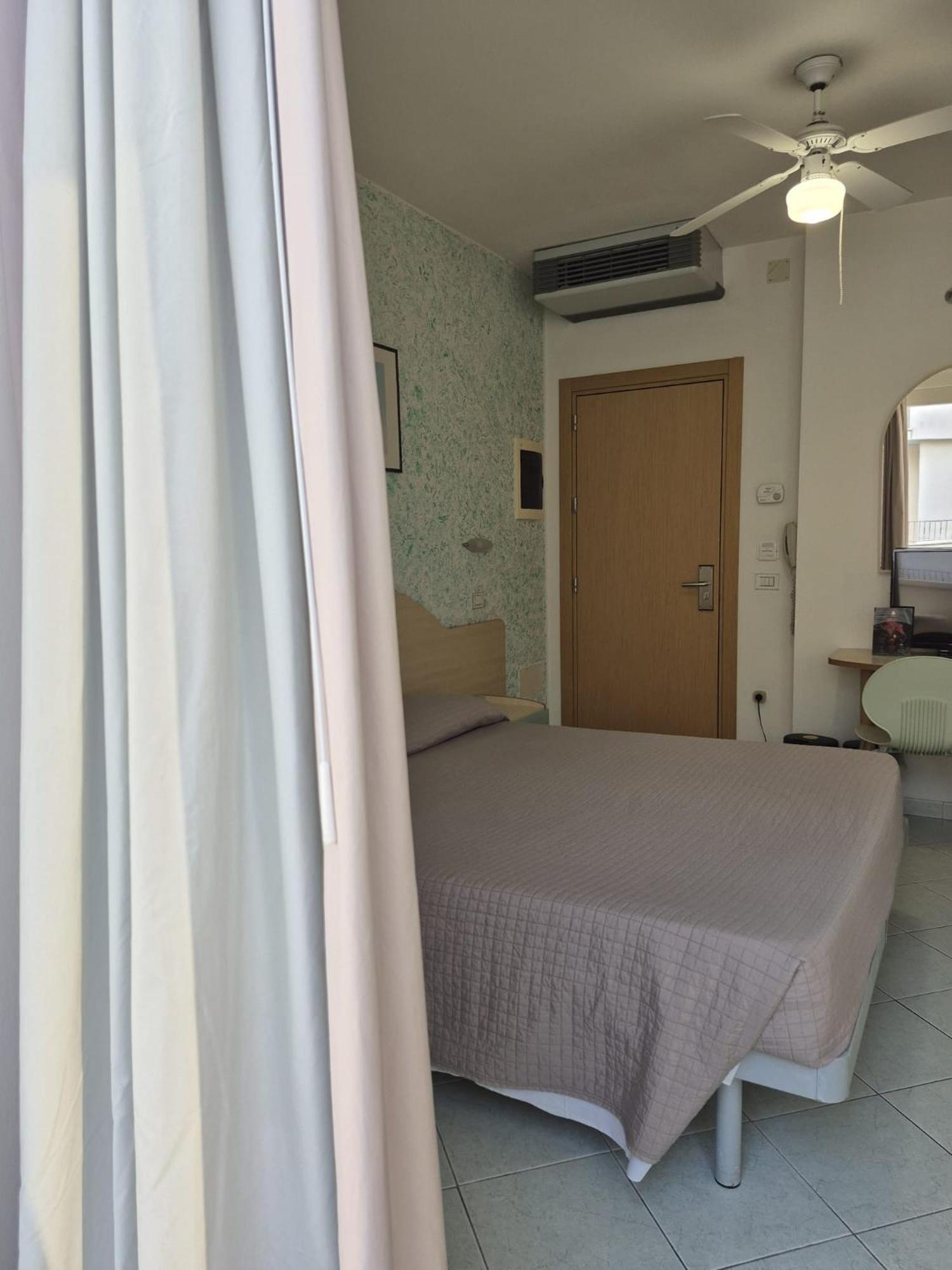 Hotel Romagna Каттолика Экстерьер фото
