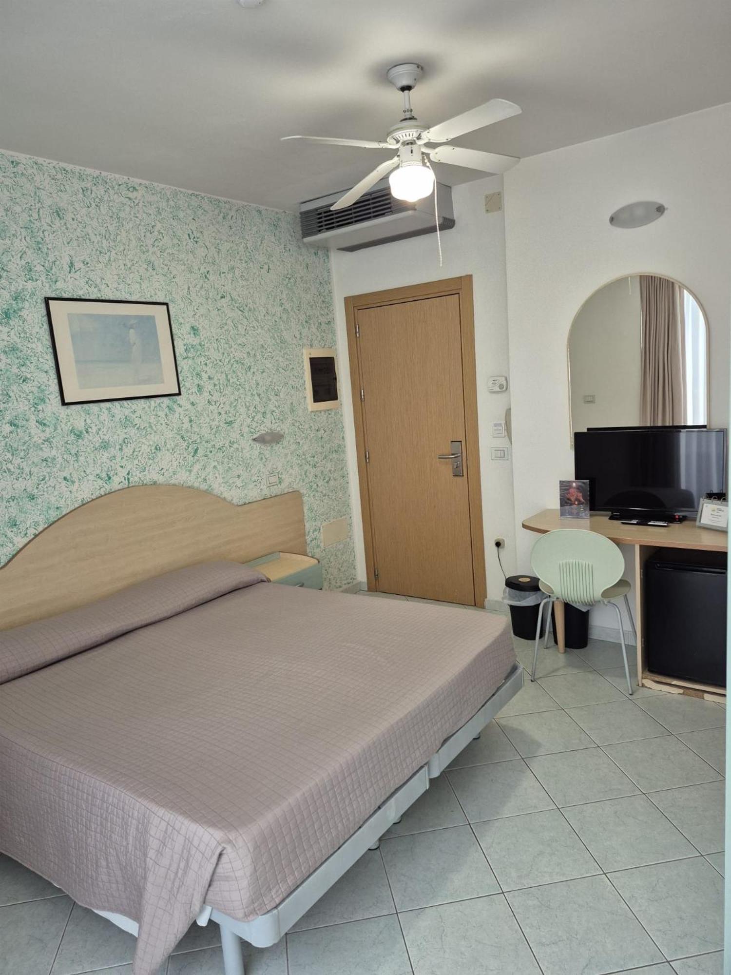Hotel Romagna Каттолика Экстерьер фото