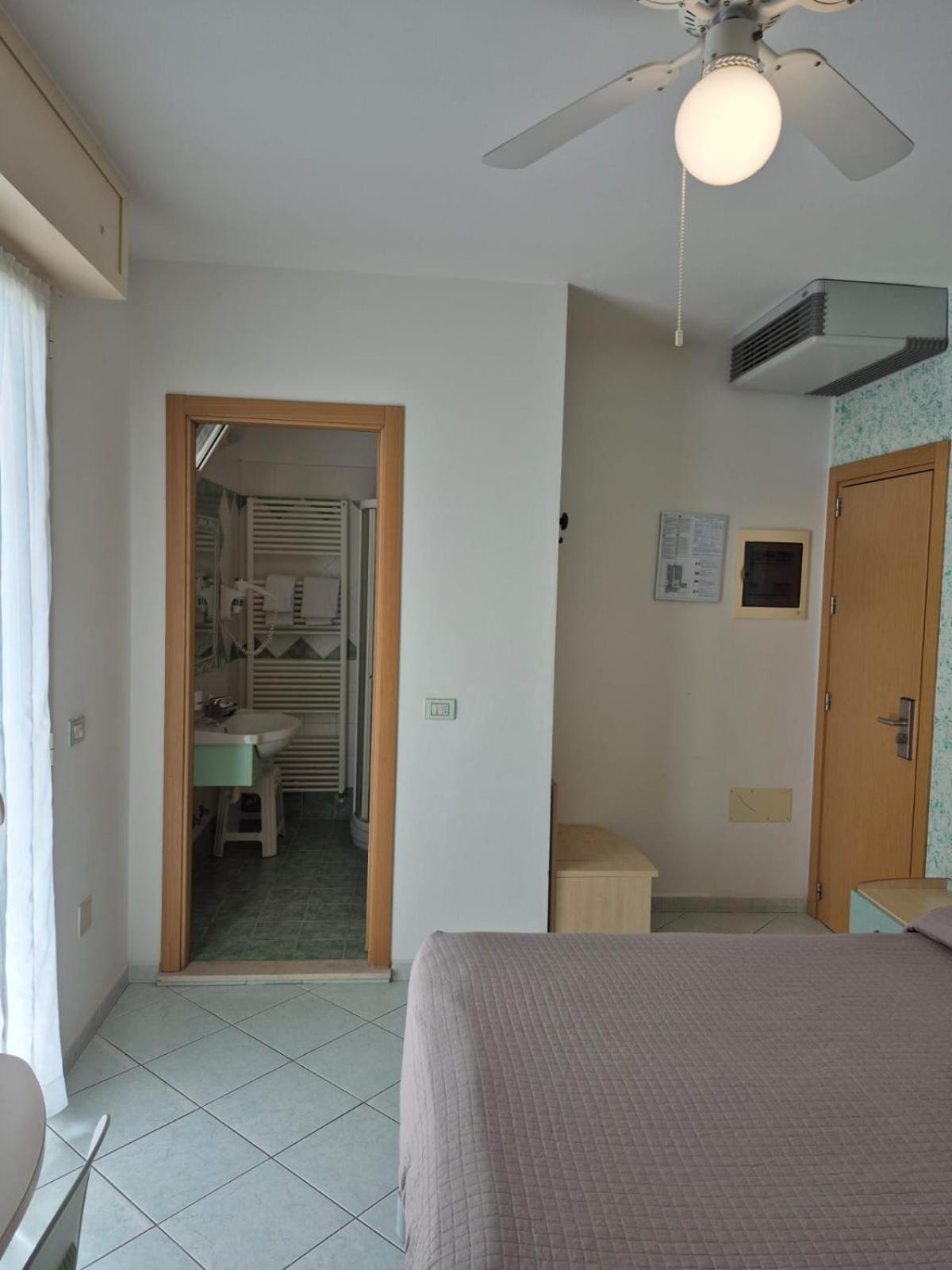 Hotel Romagna Каттолика Экстерьер фото